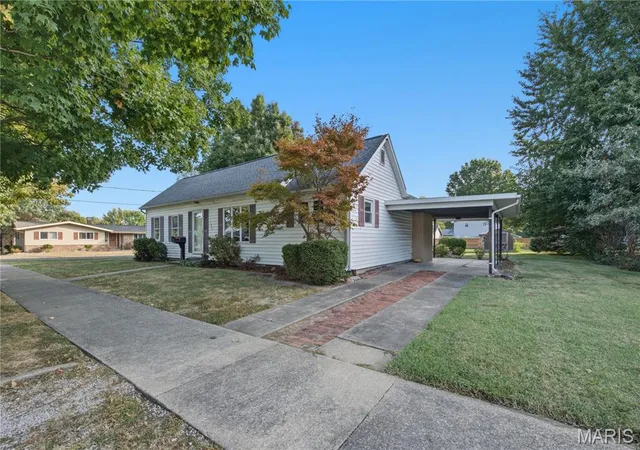 Photo 3 of Single family home for sale at 726 N Illinois Ave, Litchfield, IL 62056 | MLS# MIS26065909 | Listing updated on 2026-10-13
