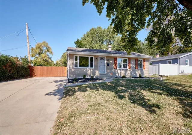 Photo 1 of Single family home for sale at 209 N Duchesne Dr, Saint Charles, MO 63301 | MLS# MIS26065911 | Listing updated on 2026-10-19