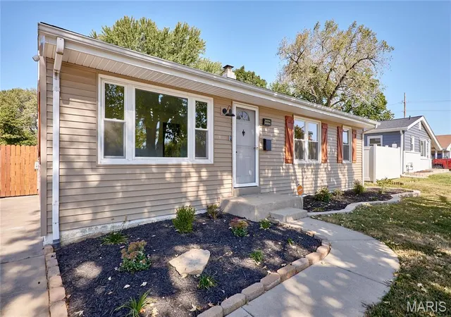 Photo 2 of Single family home for sale at 209 N Duchesne Dr, Saint Charles, MO 63301 | MLS# MIS26065911 | Listing updated on 2026-10-19