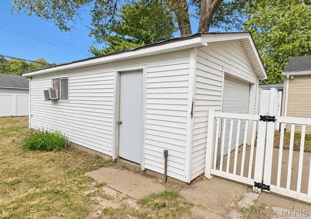 Photo 17 of Single family home for sale at 292 S 14th Street, Wood River, IL 62095 | MLS# MIS26065918 | Listing updated on 2026-10-16