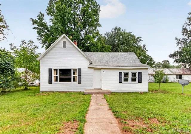 Photo 2 of Single family home for sale at 806 S 4th Street, Clarksville, MO 63336 | MLS# MIS26065922 | Listing updated on 2026-10-13