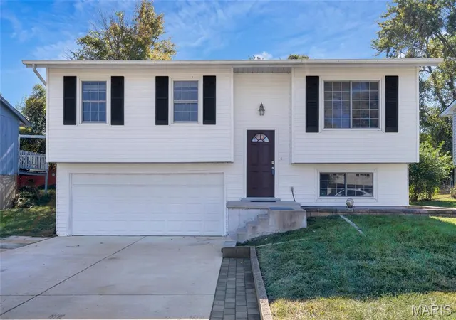 Photo 2 of Single family home for sale at 234 Stillbrook Ests Dr, Fenton, MO 63026 | MLS# MIS26065938 | Listing updated on 2026-10-19