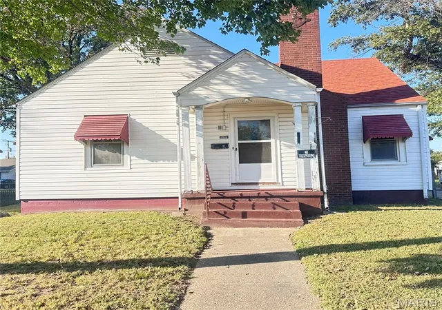 Single family home for sale at 260 E Gladys St, Sikeston, MO 63801 | MLS# MIS26065943
