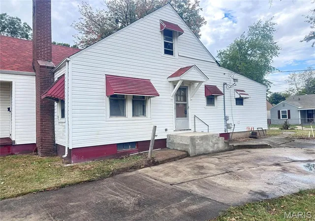 Photo 2 of Single family home for sale at 260 E Gladys St, Sikeston, MO 63801 | MLS# MIS26065943 | Listing updated on 2026-10-16
