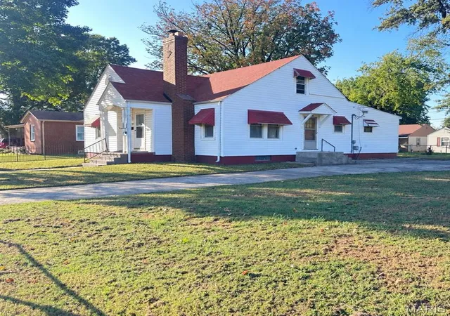 Photo 3 of Single family home for sale at 260 E Gladys St, Sikeston, MO 63801 | MLS# MIS26065943 | Listing updated on 2026-10-16