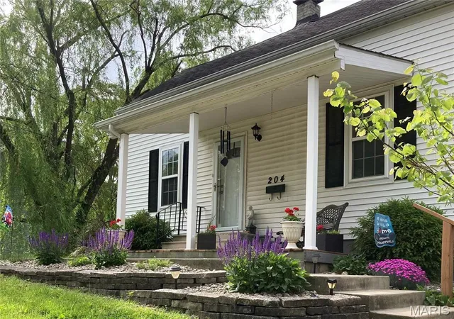 Photo 4 of Single family home for sale at 204 W Washington St, Collinsville, IL 62234 | MLS# MIS26065960 | Listing updated on 2026-10-19