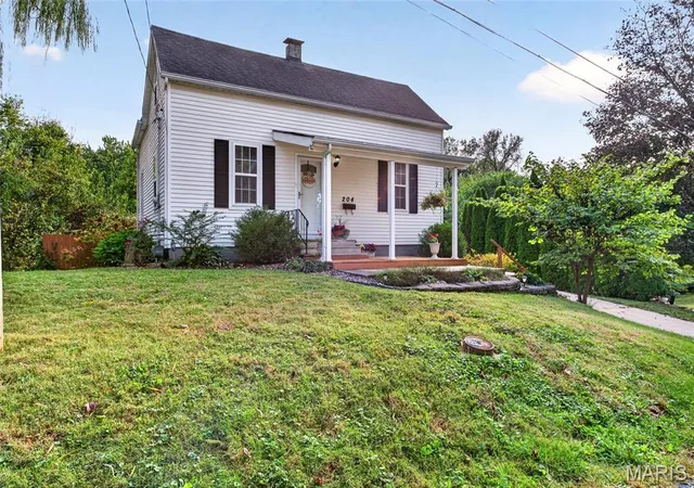Photo 1 of Single family home for sale at 204 W Washington St, Collinsville, IL 62234 | MLS# MIS26065960 | Listing updated on 2026-10-19