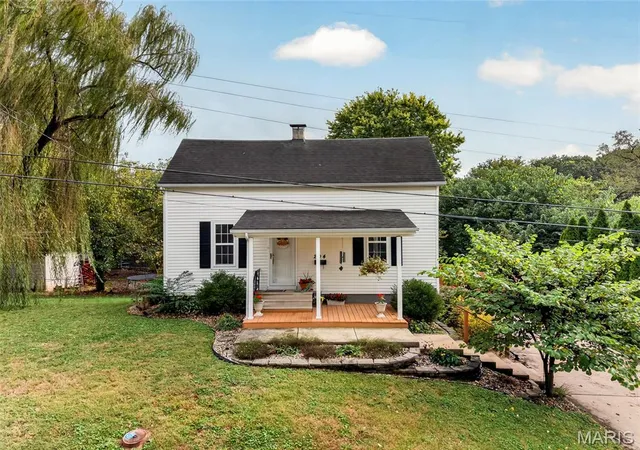 Photo 2 of Single family home for sale at 204 W Washington St, Collinsville, IL 62234 | MLS# MIS26065960 | Listing updated on 2026-10-19