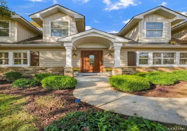 Photo 2 of Sale Pending at 9121 Robyn Rd, Saint Louis, MO 63127 | MLS# MIS26065967 | Listing updated on 2026-10-26