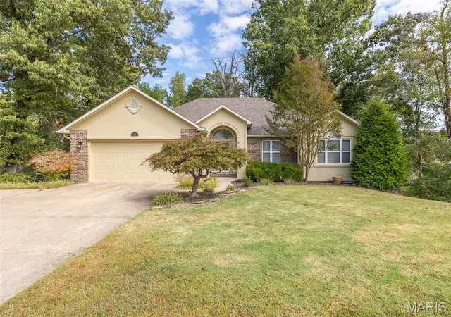 Photo 2 of Single family home for sale at 106 Fairway Dr, Poplar Bluff, MO 63901 | MLS# MIS26065971 | Listing updated on 2026-10-14