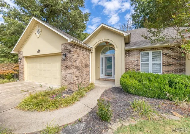 Photo 3 of Single family home for sale at 106 Fairway Dr, Poplar Bluff, MO 63901 | MLS# MIS26065971 | Listing updated on 2026-10-14