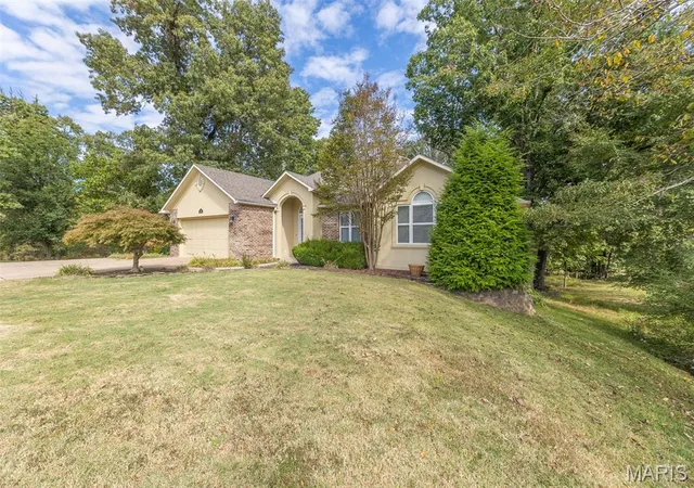 Photo 3 of Single family home for sale at 106 Fairway Dr, Poplar Bluff, MO 63901 | MLS# MIS26065971 | Listing updated on 2026-10-14