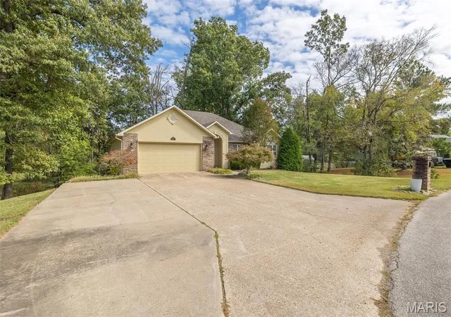 Photo 4 of Single family home for sale at 106 Fairway Dr, Poplar Bluff, MO 63901 | MLS# MIS26065971 | Listing updated on 2026-10-14