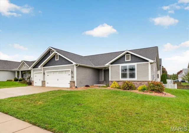 Photo 3 of Sale Pending at 608 Portsmith Pl Dr, O'fallon, IL 62269 | MLS# MIS26065974 | Listing updated on 2026-10-23