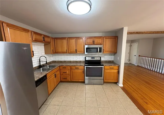 Photo 3 of Sale Pending at 1460 Wadsworth Dr, Florissant, MO 63031 | MLS# MIS26065988 | Listing updated on 2026-10-20