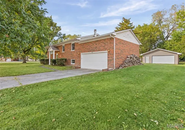Photo 1 of Single family home for sale at 806 N 9th Street, Wood River, IL 62095 | MLS# MIS26065995 | Listing updated on 2026-10-19