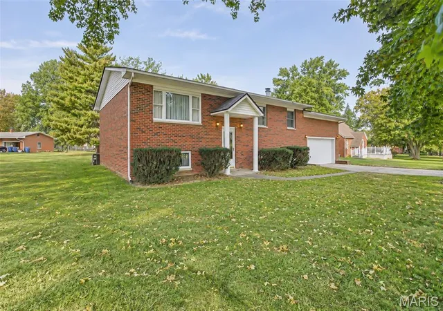 Photo 2 of Single family home for sale at 806 N 9th Street, Wood River, IL 62095 | MLS# MIS26065995 | Listing updated on 2026-10-19