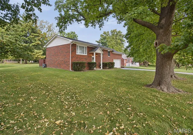 Photo 3 of Single family home for sale at 806 N 9th Street, Wood River, IL 62095 | MLS# MIS26065995 | Listing updated on 2026-10-19