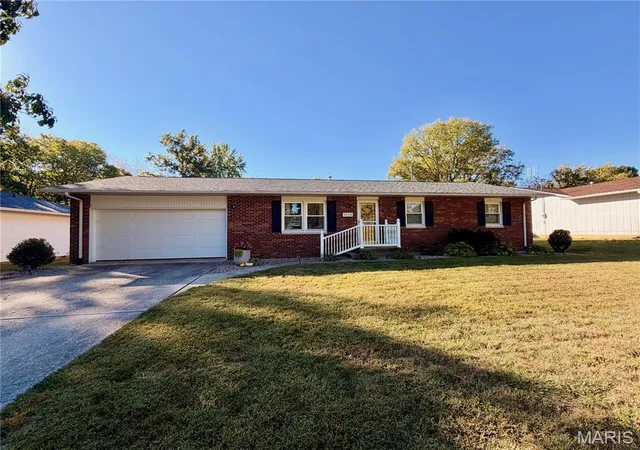 Single family home for sale at 1016 E College Ave, Greenville, IL 62246 | MLS# MIS26065998