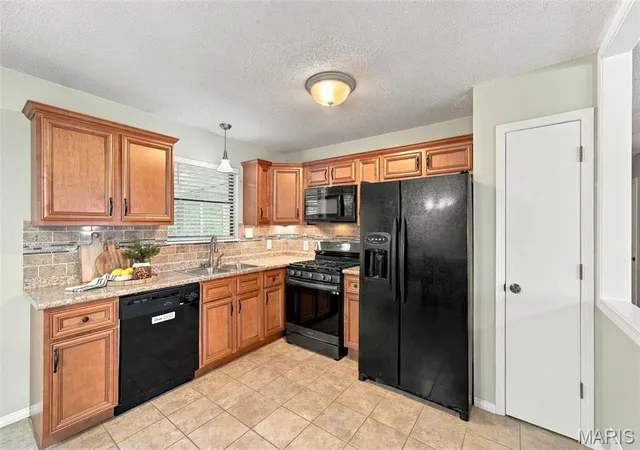 Photo 3 of Single family home for sale at 844 Country Glen Dr, Imperial, MO 63052 | MLS# MIS26066010 | Listing updated on 2026-10-25
