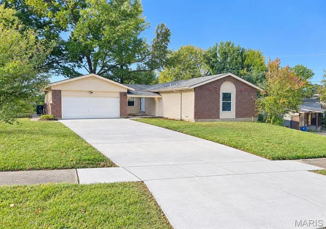Photo 1 of Single family home for sale at 4484 Miletus Dr, Florissant, MO 63033 | MLS# MIS26066012 | Listing updated on 2026-10-26