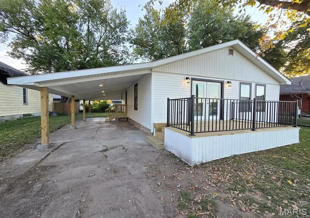 Photo 3 of Single family home for sale at 1003 Hampton Ln, Canton, MO 63435 | MLS# MIS26066021 | Listing updated on 2026-10-19