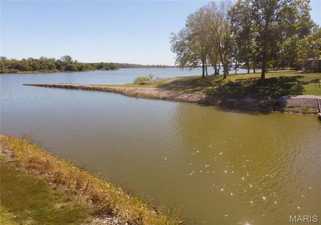 Photo 3 of Single family home for sale at 18812 Mary Jane Ln, Carlyle, IL 62231 | MLS# MIS26066030 | Listing updated on 2026-10-17