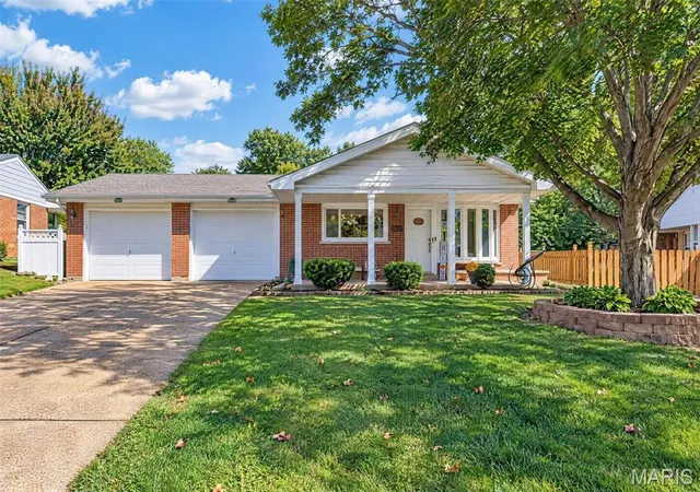 Photo 2 of Sale Pending at 40 Saint Benedict Ln, Florissant, MO 63033 | MLS# MIS26066033 | Listing updated on 2026-10-18