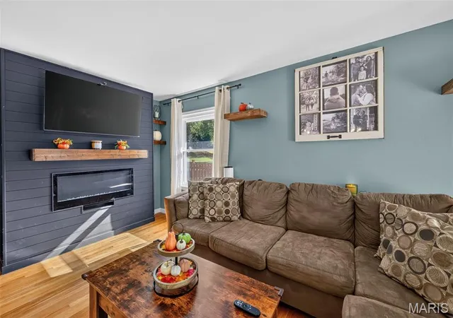 Photo 3 of Sale Pending at 40 Saint Benedict Ln, Florissant, MO 63033 | MLS# MIS26066033 | Listing updated on 2026-10-18