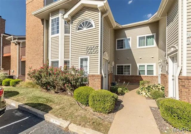 Condo for sale at 10905 Vauxhall Dr, Saint Louis, MO 63146 | MLS# MIS26066037