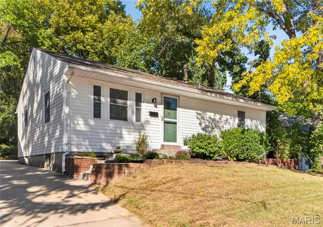 Single family home for sale at 925 N Geyer Rd, Saint Louis, MO 63122 | MLS# MIS26066050