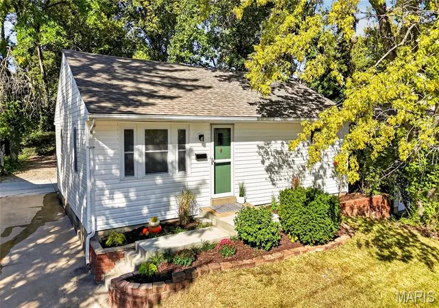 Photo 1 of Single family home for sale at 925 N Geyer Rd, Saint Louis, MO 63122 | MLS# MIS26066050 | Listing updated on 2026-10-15