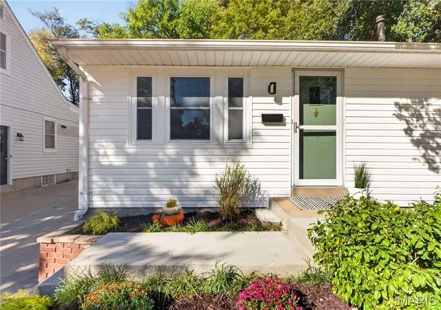 Photo 2 of Single family home for sale at 925 N Geyer Rd, Saint Louis, MO 63122 | MLS# MIS26066050 | Listing updated on 2026-10-15