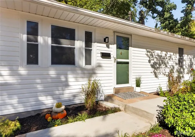 Photo 3 of Single family home for sale at 925 N Geyer Rd, Saint Louis, MO 63122 | MLS# MIS26066050 | Listing updated on 2026-10-15