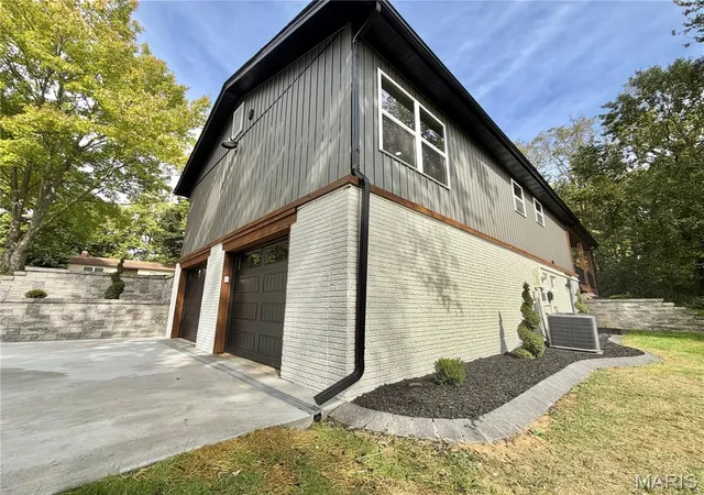 Photo 2 of Sale Pending at 1169 San Juan Dr, Edwardsville, IL 62025 | MLS# MIS26066051 | Listing updated on 2026-10-17