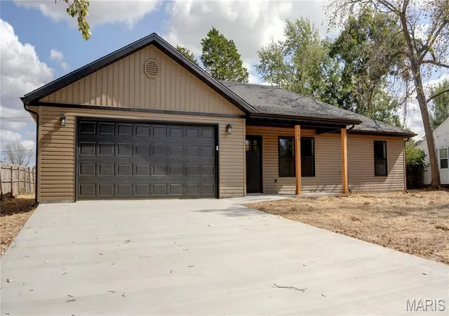 Single family home for sale at 153 Crescent Dr, Lebanon, MO 65536 | MLS# MIS26066052