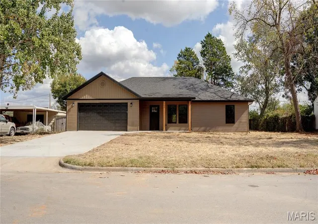 Photo 2 of Single family home for sale at 153 Crescent Dr, Lebanon, MO 65536 | MLS# MIS26066052 | Listing updated on 2026-10-28