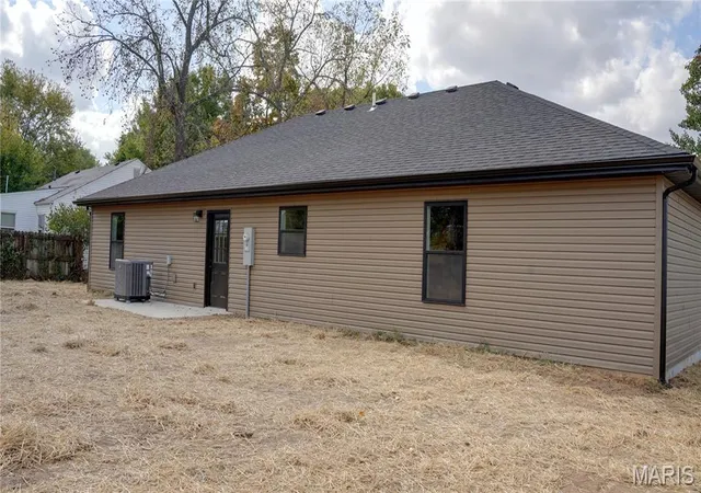 Photo 3 of Single family home for sale at 153 Crescent Dr, Lebanon, MO 65536 | MLS# MIS26066052 | Listing updated on 2026-10-28