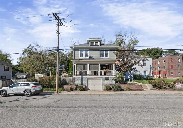 Photo 3 of Single family home for sale at 814 Liberty St, Alton, IL 62002 | MLS# MIS26066067 | Listing updated on 2026-10-26