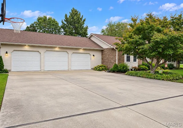 Photo 3 of Single family home for sale at 111 Larkspur Ln, Sikeston, MO 63801 | MLS# MIS26066074 | Listing updated on 2026-10-17