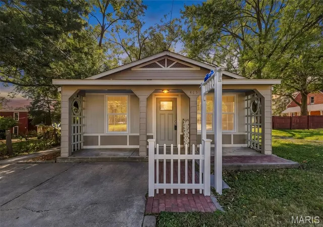 Photo 1 of Single family home for sale at 415 Montgomery St, Saint Charles, MO 63301 | MLS# MIS26066078 | Listing updated on 2026-10-22