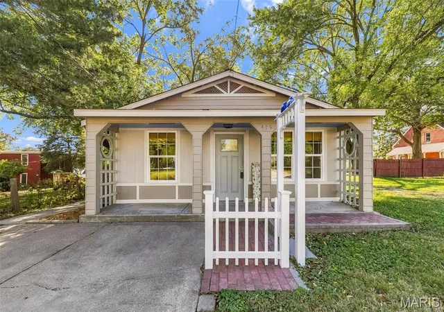 Photo 2 of Single family home for sale at 415 Montgomery St, Saint Charles, MO 63301 | MLS# MIS26066078 | Listing updated on 2026-10-22