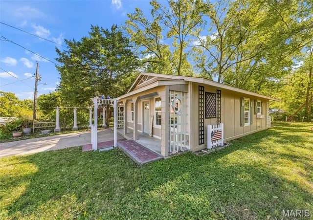 Photo 3 of Single family home for sale at 415 Montgomery St, Saint Charles, MO 63301 | MLS# MIS26066078 | Listing updated on 2026-10-22