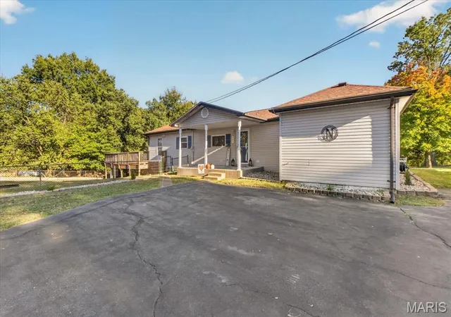 Photo 2 of Single family home for sale at 707 Noll Dr, Arnold, MO 63010 | MLS# MIS26066087 | Listing updated on 2026-10-22