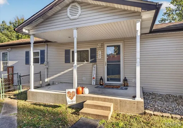 Photo 3 of Single family home for sale at 707 Noll Dr, Arnold, MO 63010 | MLS# MIS26066087 | Listing updated on 2026-10-22