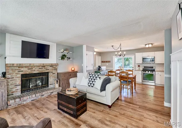Photo 3 of Sale Pending at 24 Lemon Tree Dr, Saint Peters, MO 63376 | MLS# MIS26066090 | Listing updated on 2026-10-26