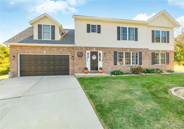 Photo 2 of Sale Pending at 200 Matterhorn Ct, Glen Carbon, IL 62034 | MLS# MIS26066108 | Listing updated on 2026-10-22
