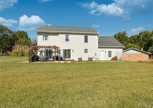 Photo 3 of Sale Pending at 200 Matterhorn Ct, Glen Carbon, IL 62034 | MLS# MIS26066108 | Listing updated on 2026-10-22