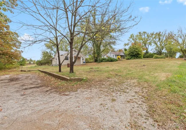 Photo 2 of Single family home for sale at 1212 Berry Dairy Rd, De Soto, MO 63020 | MLS# MIS26066121 | Listing updated on 2026-10-27