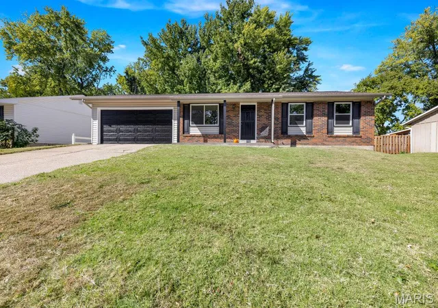 Photo 1 of Sale Pending at 15 Country Hl Rd, Saint Peters, MO 63376 | MLS# MIS26066122 | Listing updated on 2026-10-19